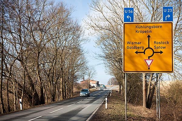 Verkehrs-Hinweisschild in Richtung Kröpelin und Kühlungsborn
