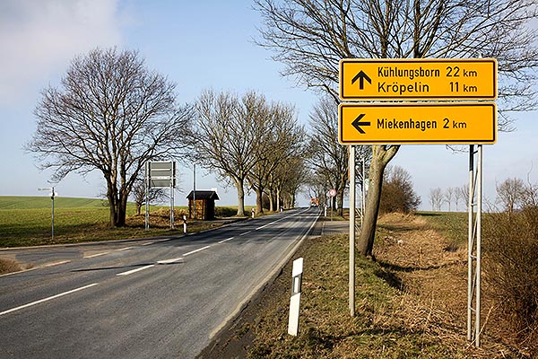 Verkehrs-Hinweisschild "Miekenhagen 2 km "